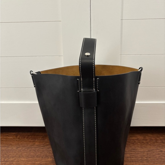 Elegant Black Leather Tote Bag - Picture 9 of 10